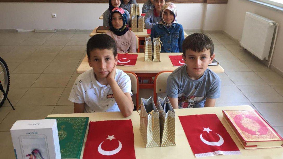 OBB İkizce Anadolu İmam Hatip Lisesi öğrencilerini Kuranı Kerim ve Türk bayrağı ile karşıladı 