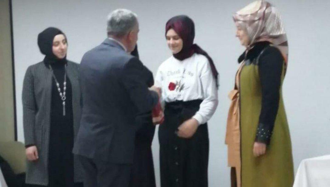 Genç Nida Kuran-ı Kerimi Güzel Okuma yarışmasında Kızlar kategorisinde OBB İkizce AİHL 10. Sınıf öğrencimiz Salihanur Kışla İl Birincisi Oldu